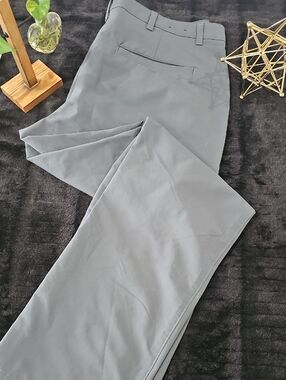 Under Armour Men's Gray Chinos - Slim Straight Casual Pants